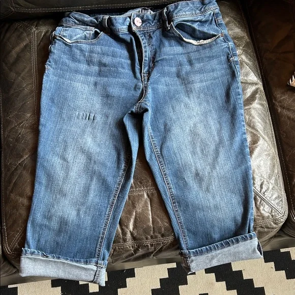 1822 Denim Boyfriend Demin Capri Shorts in Classic Blue - Picture 2 of 7